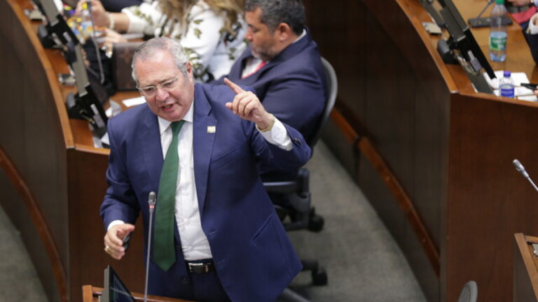 Name estuvo incapacitado durante los últimos 17 días y regresó al Congreso este martes. Se refirió a la indagación que adelanta la Corte Suprema en su contra. El expresidente del Senado, Iván Name, aseguró este 20 de agosto que ahora podrá defenderse plenamente ante la Corte Suprema de Justicia tras el fin de su periodo como jefe del poder legislativo. Así lo señaló ante el pleno del Congreso, tras haber regresado luego de una incapacidad médica. Recordemos que Name ha sido señalado de presuntamente recibir coimas por $3.000 millones de la Unidad Nacional para la Gestión del Riesgo de Desastres (UNGRD), a cambio de agilizar las reformas del Gobierno durante su presidencia en el Senado. Y ya avanza una indagación en su contra en la alta corte. Name estuvo incapacitado durante los últimos 17 días y regresó al Congreso este martes. Ante el pleno del Senado, expresó: “cuando estuve en la presidencia del Congreso, no podía asumir mi defensa porque comprometí al Parlamento y lesionaba la majestad de mi juez, la Corte Suprema de Justicia”. El senador también aseguró que, ahora que ya no representa al poder legislativo, podrá enfrentar los señalamientos. Y agregó que va a “destruir todas las falacias y demostrar la inocencia”, afirmó. También dijo que todo se trataría de un “espectáculo mediático”, configurado por una banda de delincuentes conocidos, porque habían estado ya condenados y extraditados algunos de ellos. En todo caso, reiteró su disposición a enfrentar el juicio ante su máximo juez, que es la Corte Suprema de Justicia. “No me iré de su jurisdicción, no renunciaré a mi condición de senador y afrontaré las consecuencias que puedan darse al demostrar nuestra transparencia porque no he manchado al Congreso, ni a ustedes mis compañeros”, concluyó.
