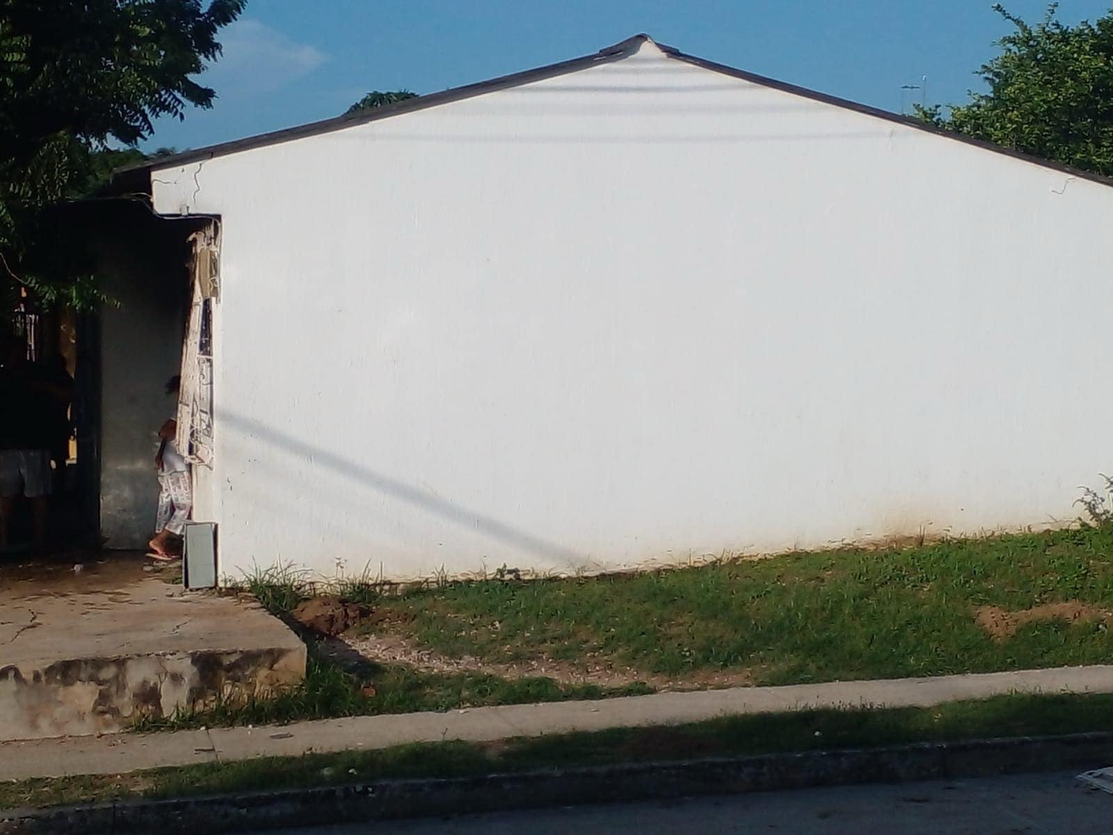 Un incendio provocado por el estallido de un cilindro de gas destruyó parcialmente una vivienda