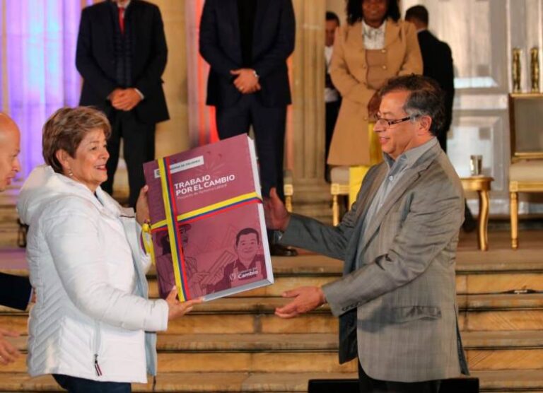 Reforma Laboral Colombia, cambios en contratos de prestación de servicios, nuevas cláusulas contrato de servicios, legislación laboral 2024